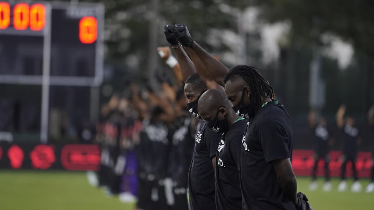Así fue como los jugadores de la MLS rindieron homenaje y apoyaron al movimiento 'Black Lives Matter' momentos antes del pitazo inicial.