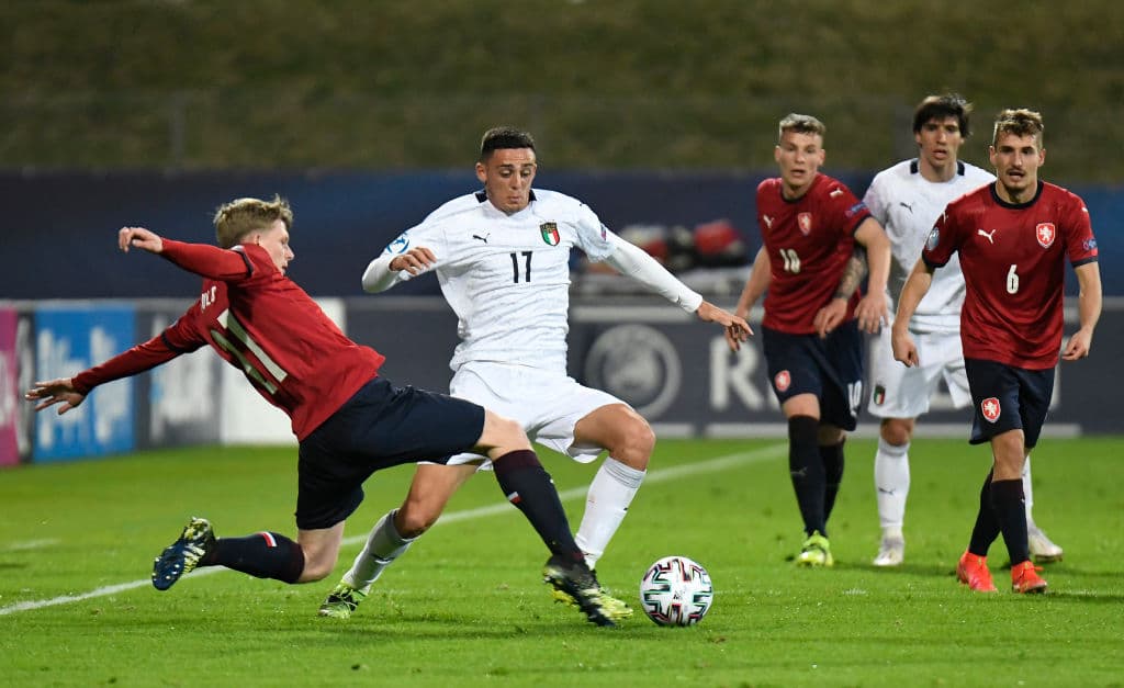 Italia y República Checa arrancan con empate su participación en la Eurocopa Sub-21. Gianluca Scamacca abrió el marcador al minuto 31 y, con autogo italiano, Giulio Maggiore empató el marcador al minuto 75. El conjunto 'azzurri' se llevó dos tarjetas rojas durante el encuentro.