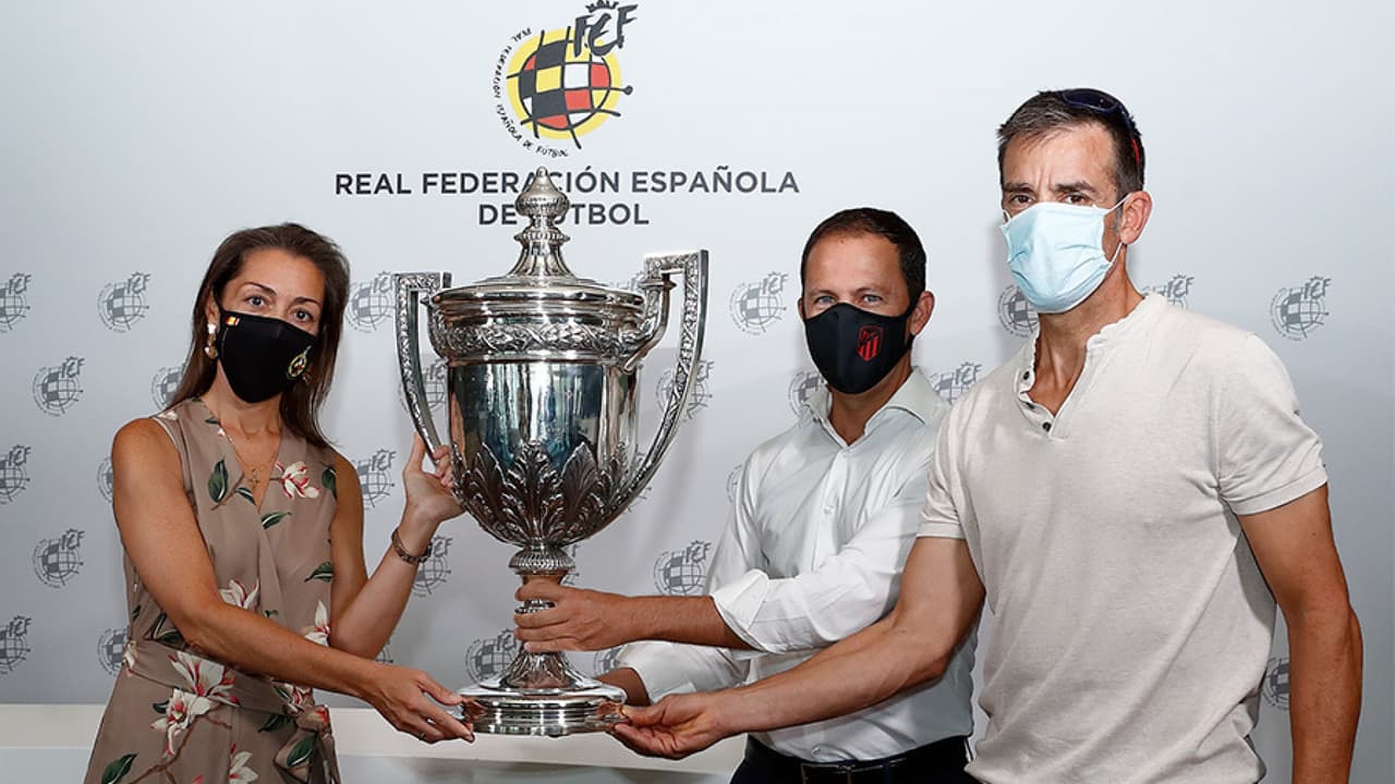 Atlético de Madrid recibió trofeo de un título que ganó hace 73 años