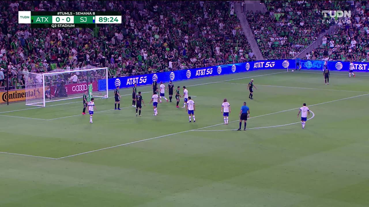 ¡TIRO ATAJADO! disparo por Oswaldo Alanís.