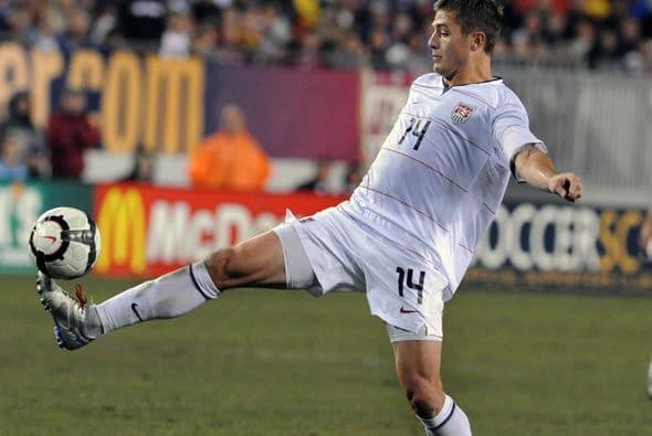 Robbie Rogers fue el primero en acercarse al arco rival, pero su disparo fue desviado apuradamente por el portero.