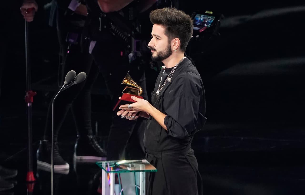 Estrellas como Natalia Lafourcade se llevo el mejor albúm, Residente recibió el premio a la canción del año y Alejandro Sanz fue el ganador de la grabación del año. Estos fueron los premios mas destacados de la noche.