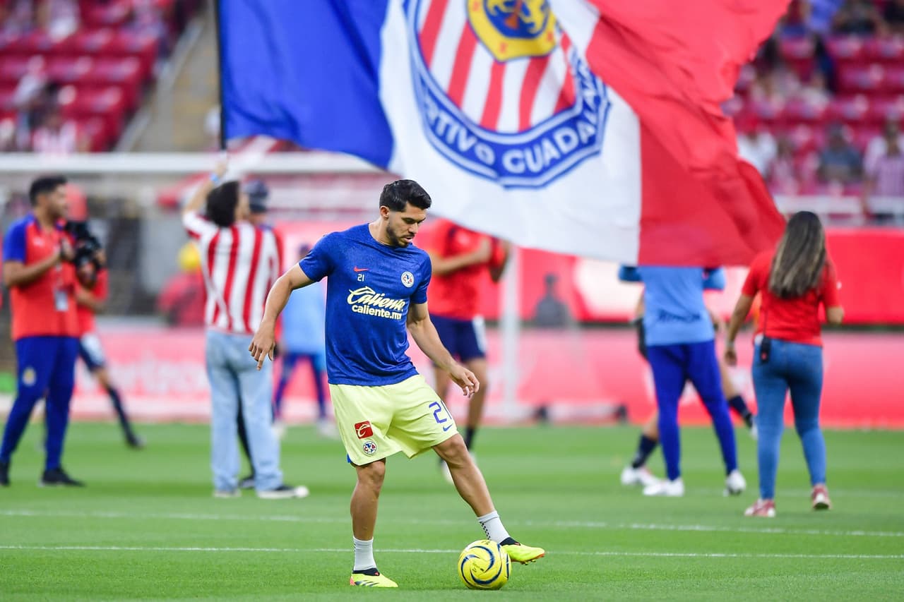Henry Martín prepara a Carlos Álvarez para vivir su primer Clásico Nacional