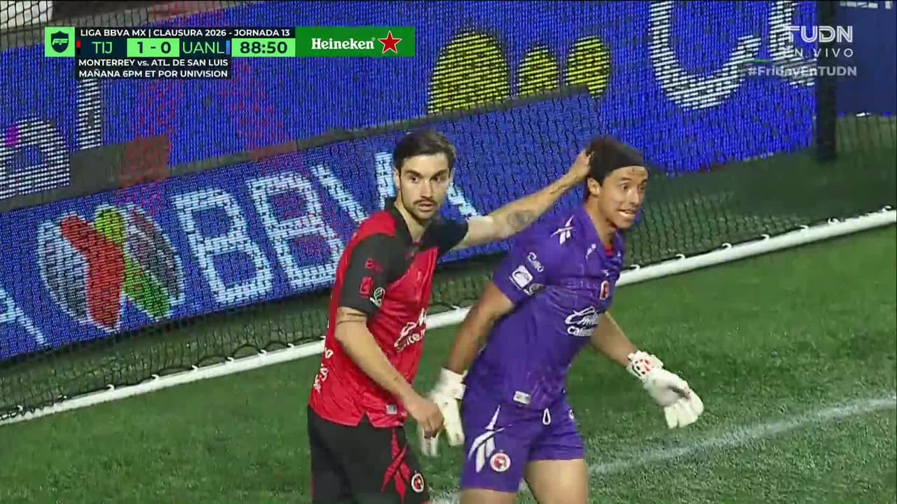 Pónganle un monumento a Pepe Toño, otra vez ataja de manera espectacular el tiro de Correa