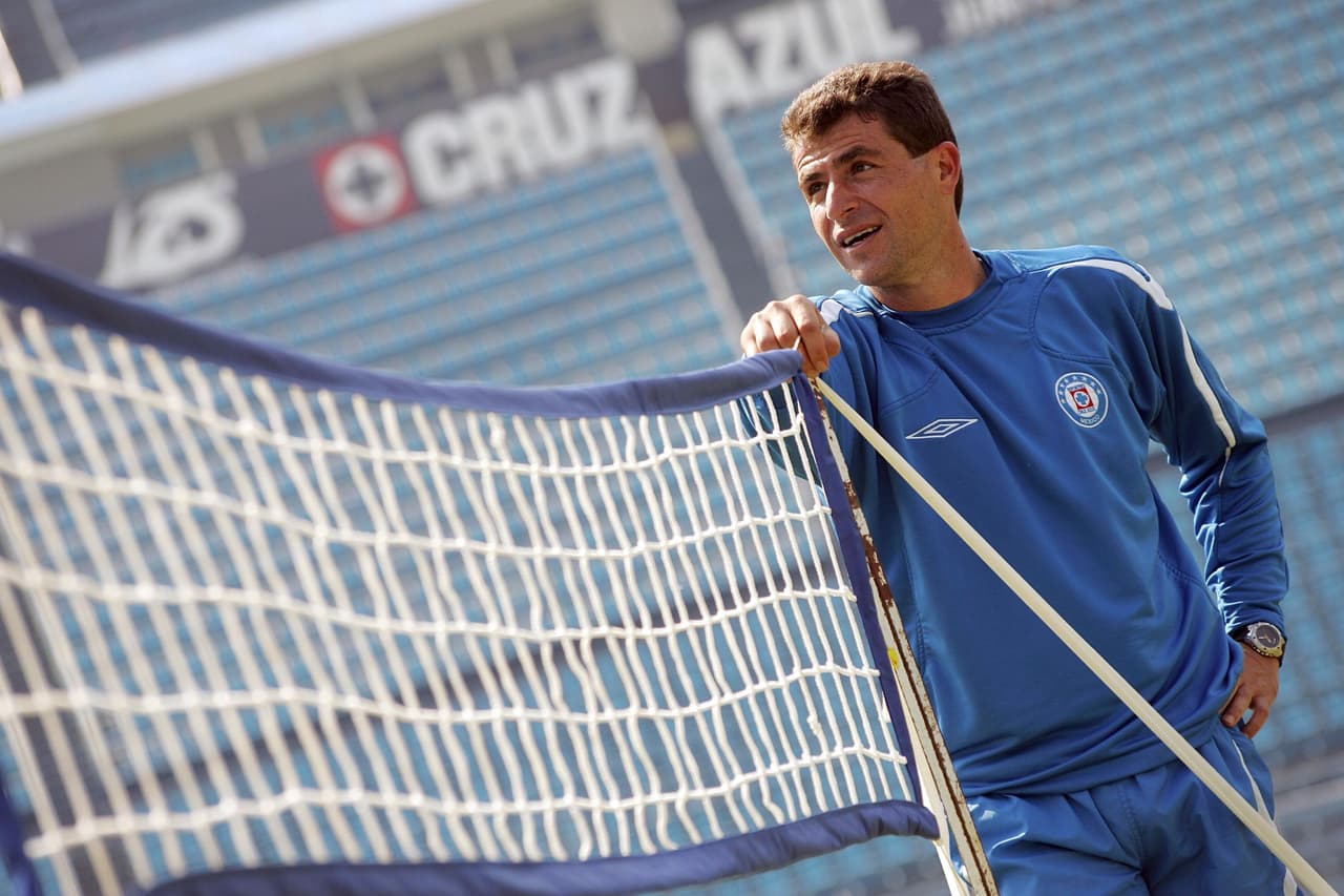 Isaac Mizrahi reemplazó a Romano durante su ausencia y dirigió nueve partidos, con siete victorias, un empate y una derrota. Con la salida definitiva de Romano, Mizrahi retomó la dirección técnica desde enero de 2006 a mayo de 2007. Tampoco pudo festejar un título de liga.