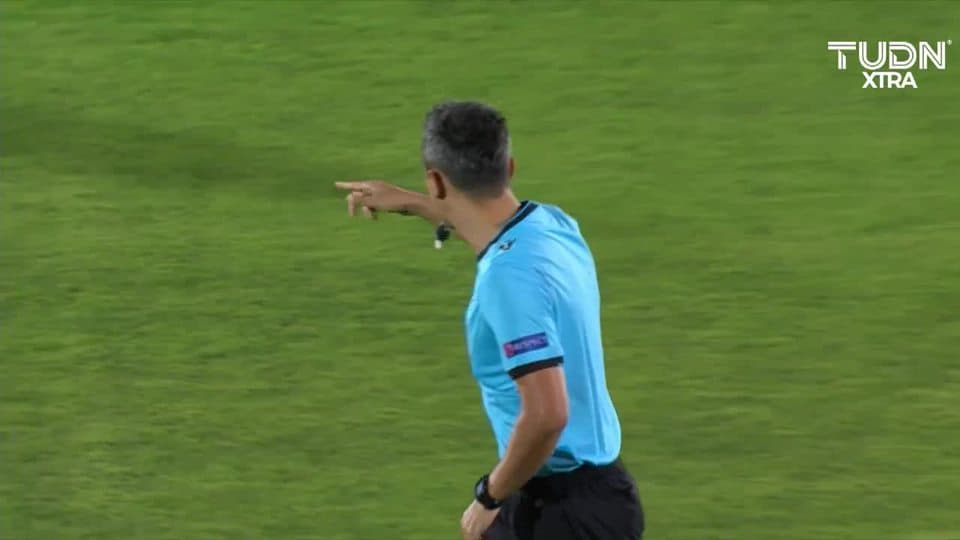 Arranca el partido y la pelota está en juego.