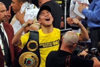 Jessie Vargas retuvo título ante Anton Novikov en una dura batalla