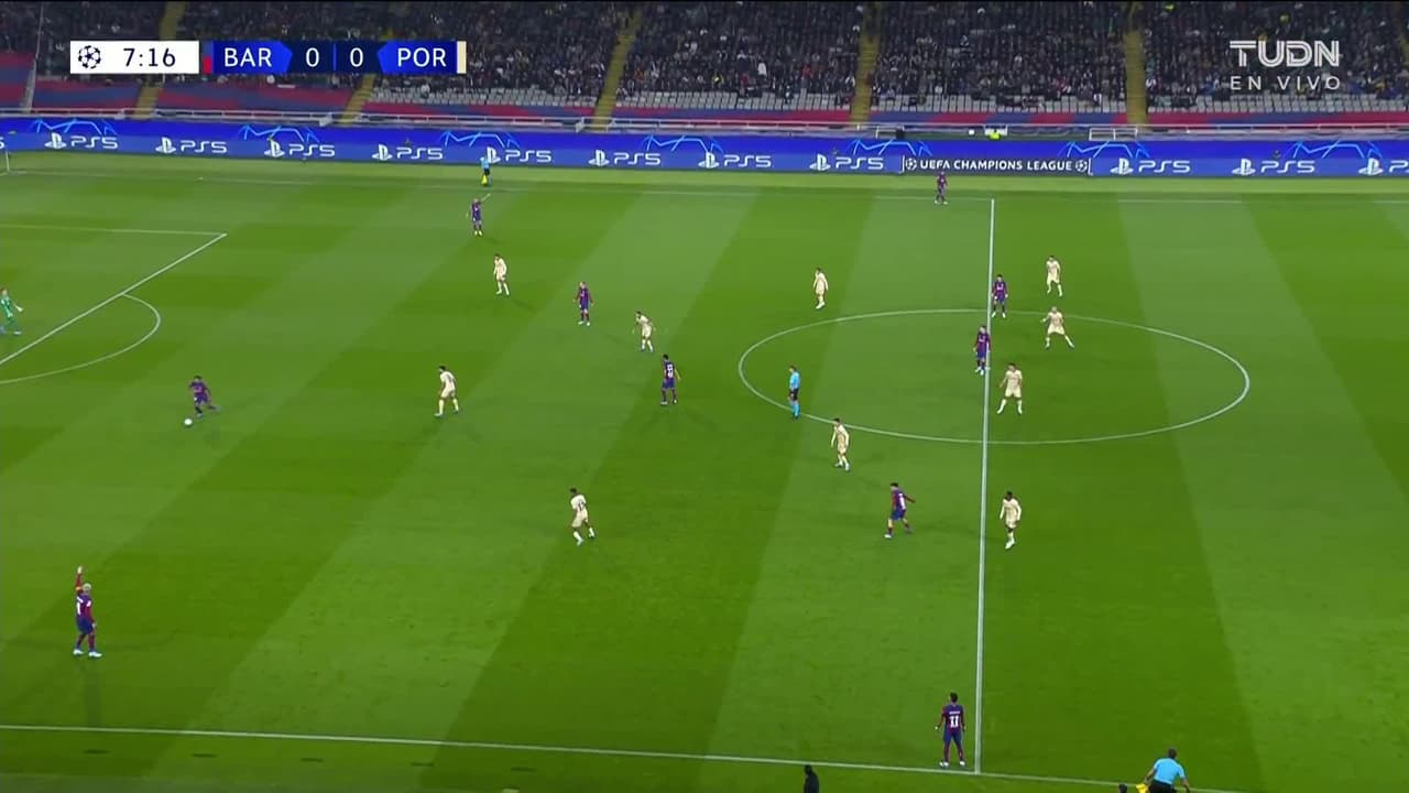 ¡TIRO ATAJADO! disparo por Raphinha.