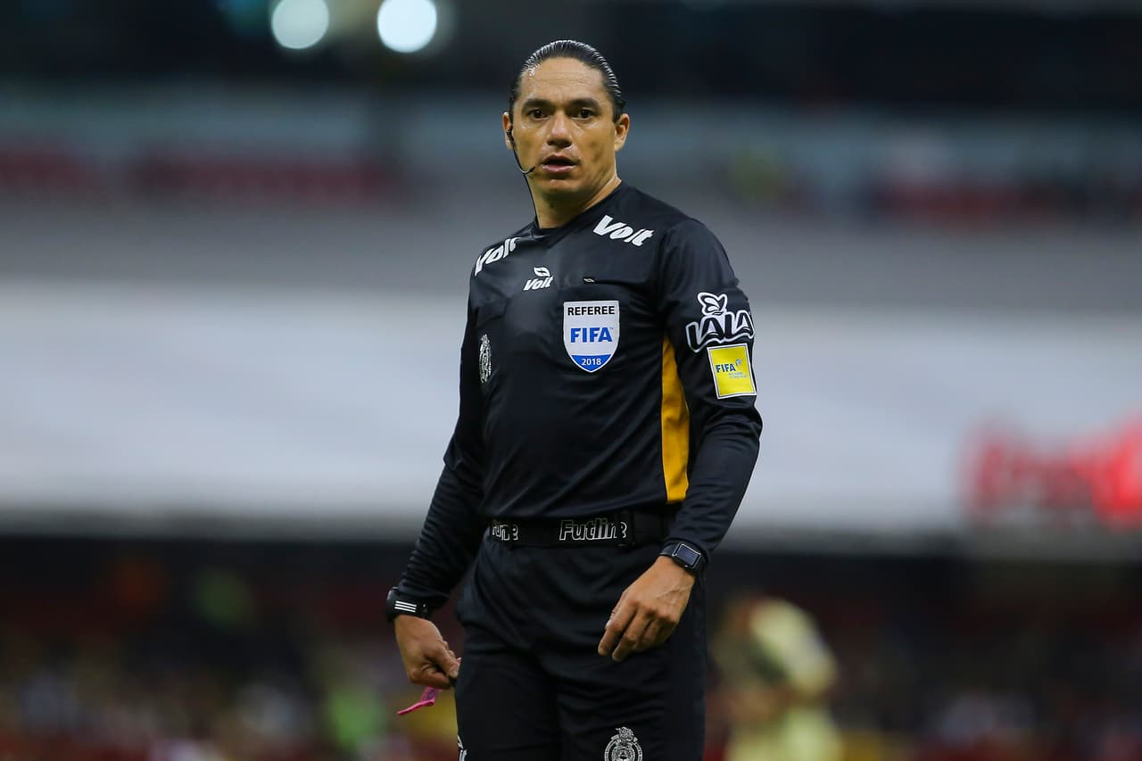 El árbitro Óscar Macías anuló al minuto 55 una jugada de gol del Toluca con ayuda del VAR por fuera de lugar en el pase previo al delantero Alexis Vega.