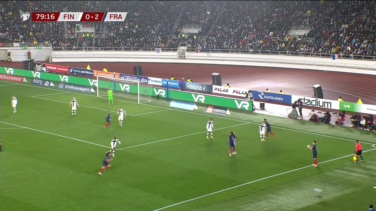 ¡TIRO ATAJADO! disparo por Kylian Mbappé.