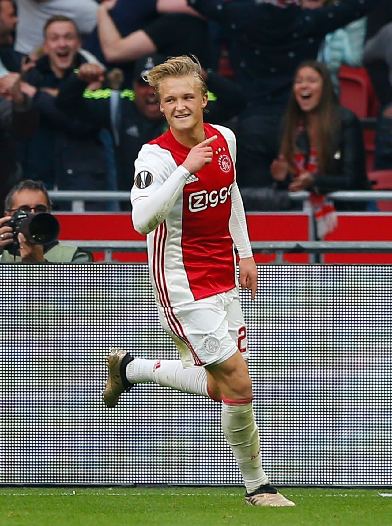 El Ajax tiene en Kasper Dolberg (19 años) a una de sus mejores armas ofensivas en esta temporada. El joven danés la viene rompiendo en liga y Europa League conviertiendo 19 goles esta temporada. El Dortmund lo ve como posible reemplazao de Aubameyang y el Barcelona como una pieza a engranar en la MSN.