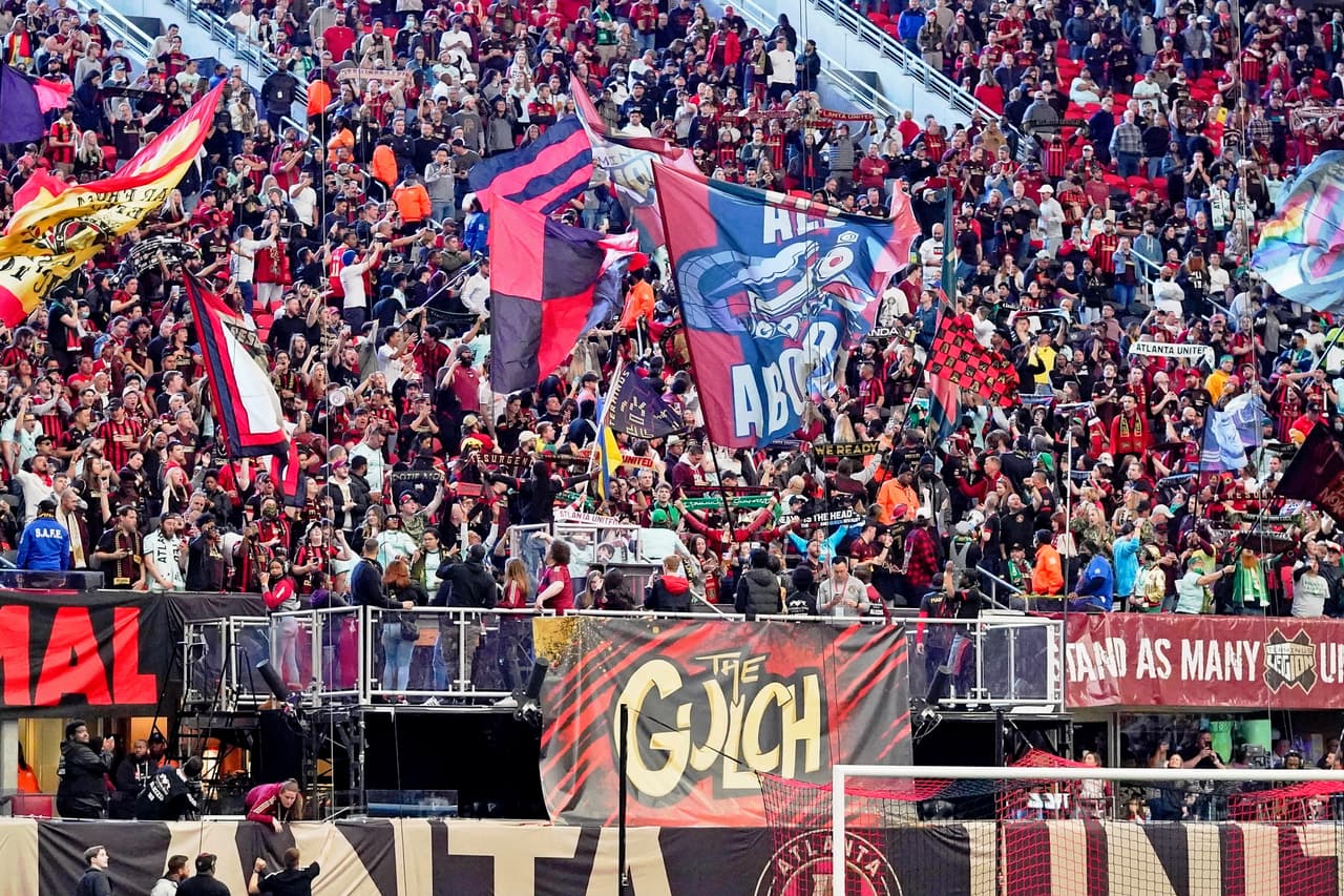 La hinchada del conjunto rojinegro alentó a su equipo de principio a fin.
<br>