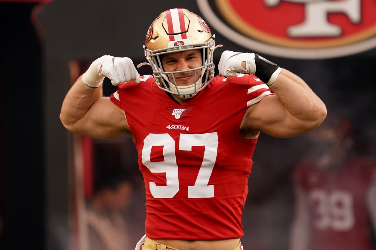 Nick Bosa fue elegido el defensivo novato del año. El jugador surgido en el Ohio State tuvo una gran temporada con los San Francisco 49ers donde pretende cerrar su primer año en la NFL con broche de oro ganando el Super Bowl LIV. Bosa ha logrado 57 tacleadas combinadas entre temporada regular y postemporada, pero destaca como un ‘cazacabezas’ tras haber logrado 9 capturas, 2 pases desviados y una intercepción.