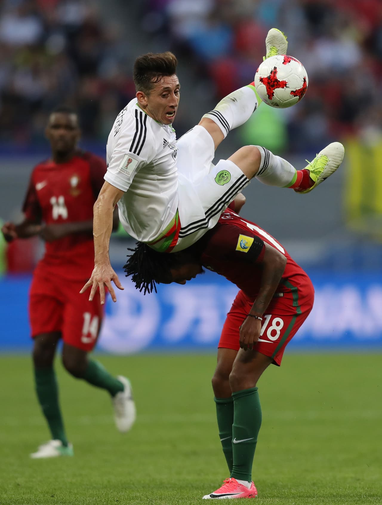 Aparatosa jugada la que protagonizó Héctor Herrera al pelear un balón por alto. Afortunadamente tras la caída no se tuvieron mayores consecuencias.