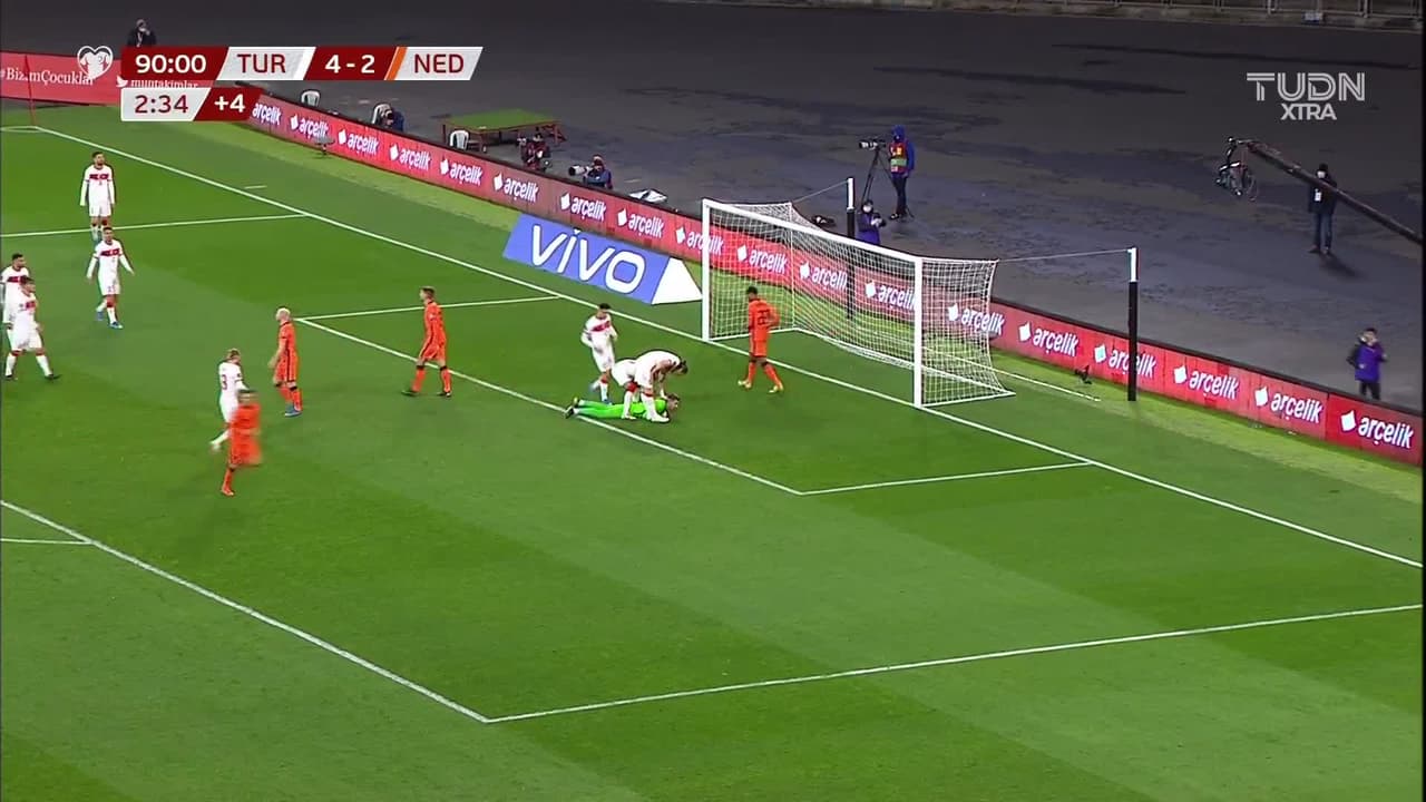 ¡TIRO ATAJADO! disparo por Memphis Depay.