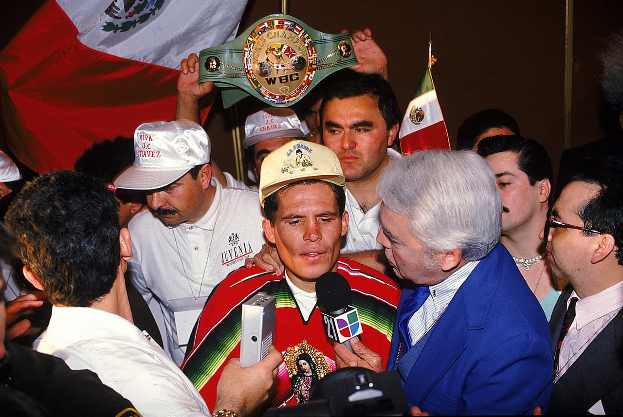 Julio César Chávez: el triunfo del boxeador sobre Meldrick Taylor ha sido una de las peleas más emocionantes de los mexicanos en la historia. Chávez ganó por nocaut técnico, retuvo el título CMB Peso superligero y ganó el título FIB peso superligero.