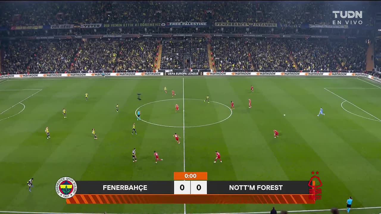 Arranca el partido y la pelota está en juego.