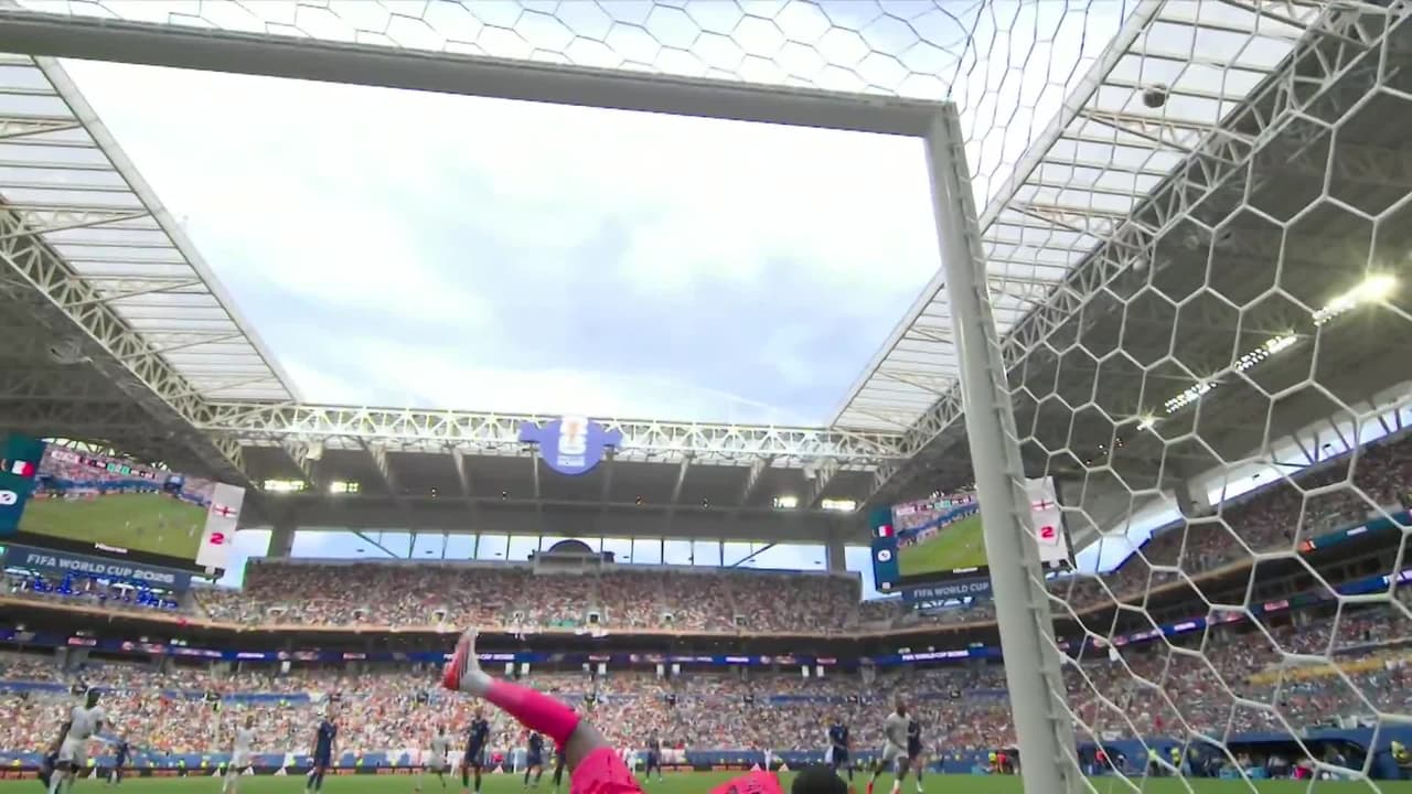 ¡TIRO ATAJADO! disparo por Kylian Mbappé.