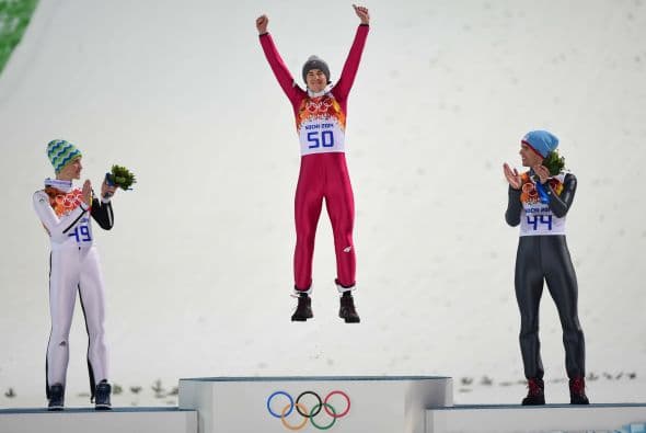 El polaco Kamil Stoch logró lo que el legendario Adam Malysz, doble medallista en Vancouver 2010, no logró, situar a Polonia 42 años después del triunfo de Wojciech Fortuna en Sapporo 1972 en lo más alto del podio, tras imponerse en la prueba de salto de trampolín de 90 metros.