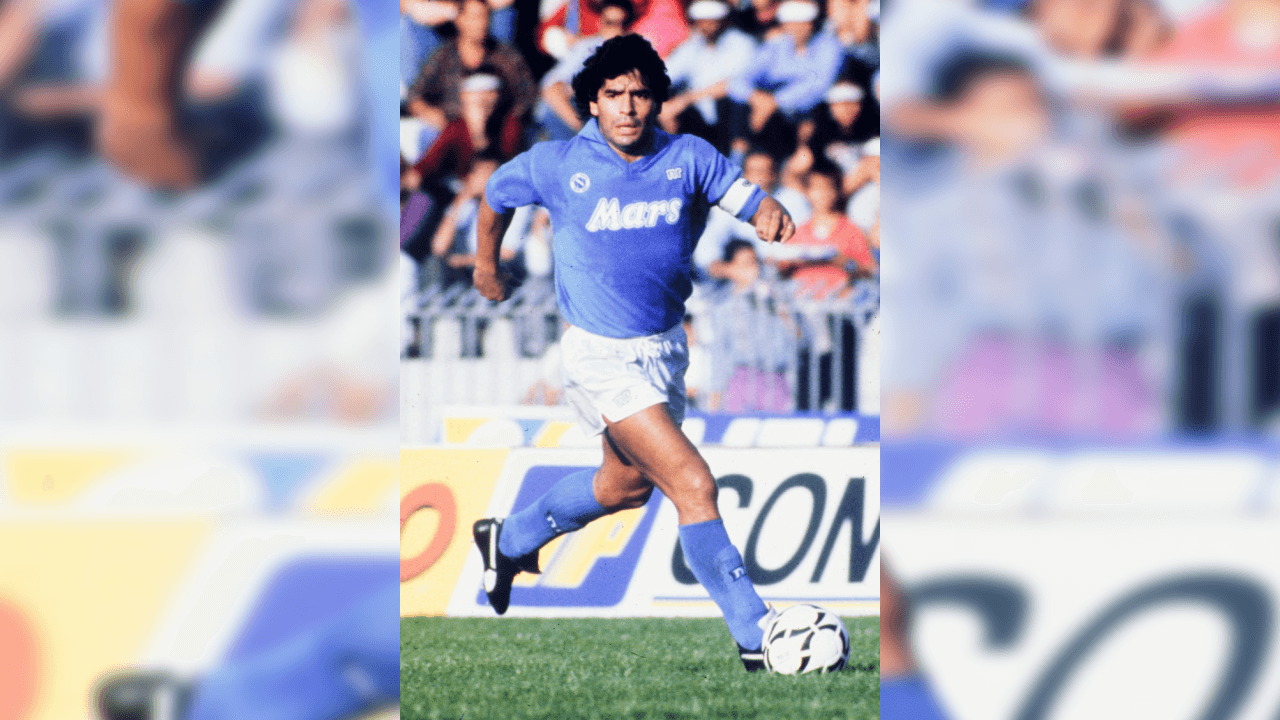 En 1984, el club del Sur de Italia, tomó una de las decisiones más importantes en su historia: fichar al jugador argentino en 7.5 millones de dólares.