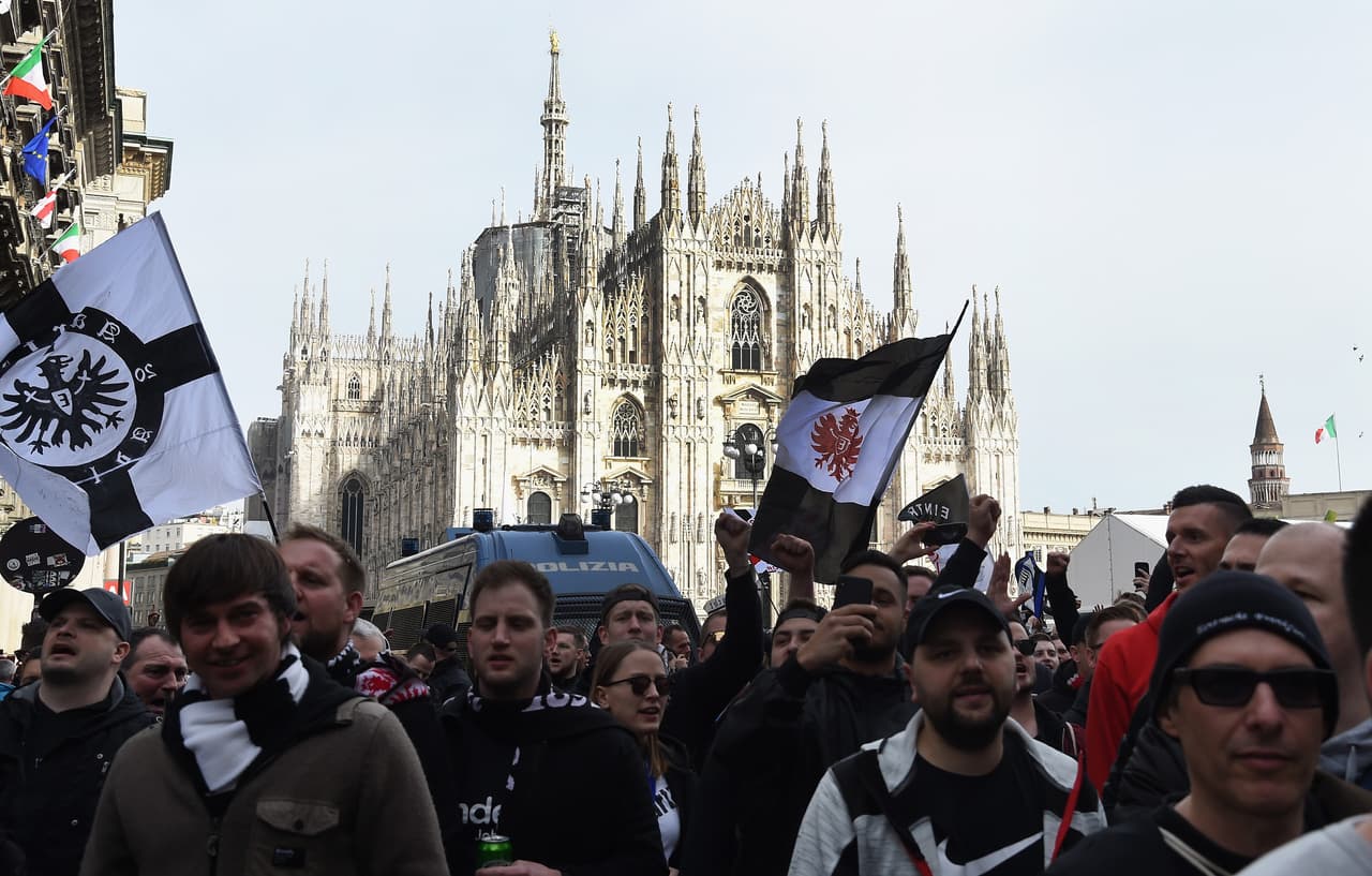 La fiesta en Milán fue cortesía de un gran grupo de fanáticos del Eintracht Frankfurt que se reunieron en la Piazza del Duomo antes de ir al Stadio San Siro incluso con la presencia del presidente del equipo, Peter Fischer, quien se contagió de la alegría que desbordaban con sus banderas y fundas alegóricas a las Águilas.