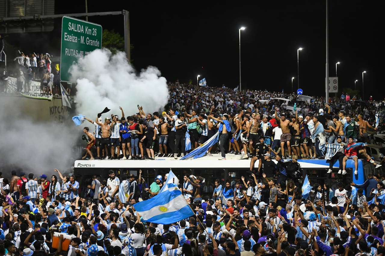 Festejos de la selección argentina en Buenos Aires tras ganar el Mundial Qatar 2022.