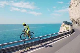 Hacer trials MTB es bastante osado. ¿Hacer trials MTB en una bicicleta de ruta? Eso ya es demasiado.