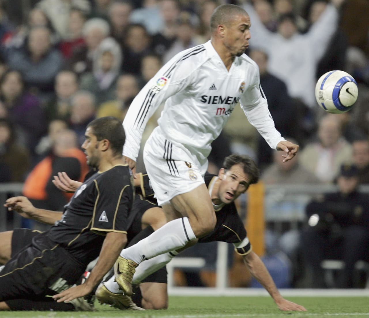 Ronaldo (Retirado) - El 'Fenómeno' comenzó su carrera con 16 años en el Cruzeiro de Brasil en el año 1993. Al año siguiente lo llamaron por primera vez a la selección de su país. Indudable su talento y marca en el fútbol tanto con la 'canarinha', como con los equipos en los que jugó.