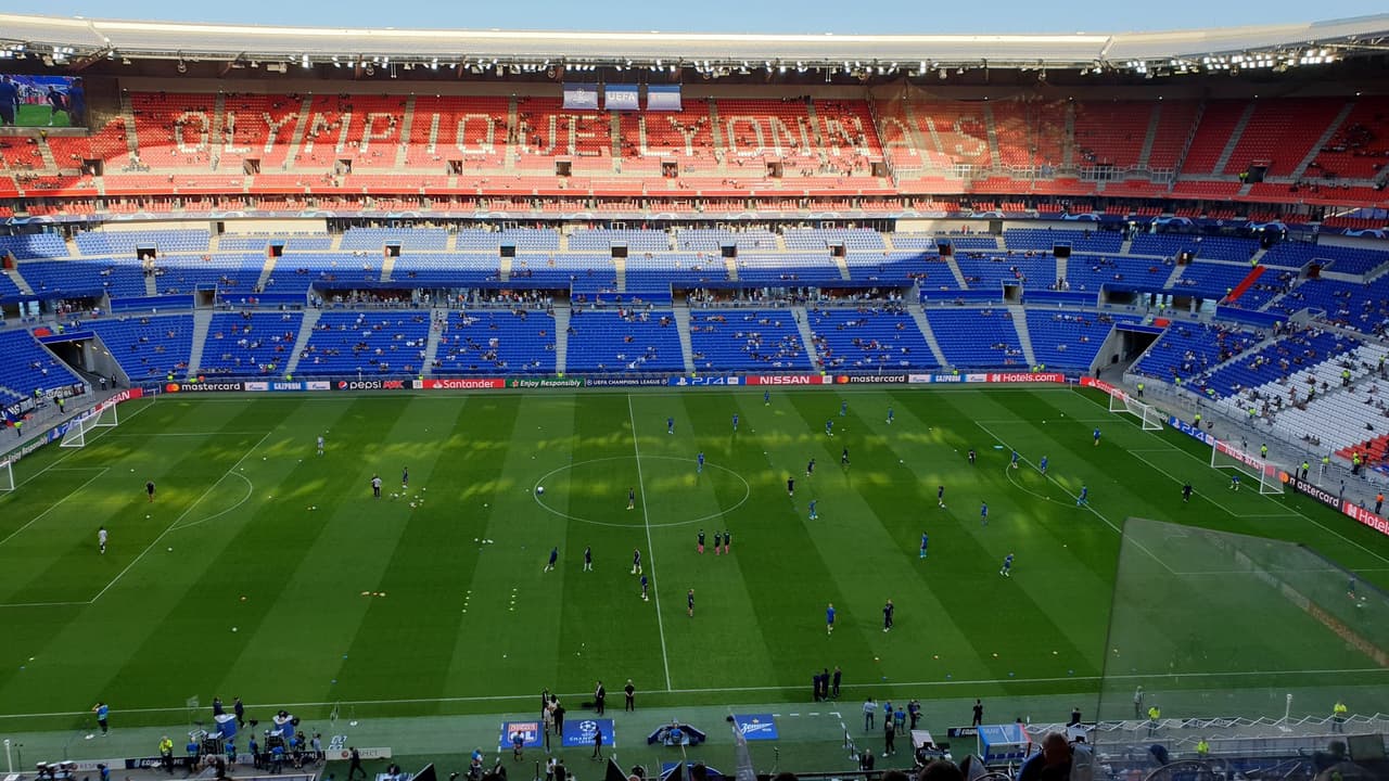 Se enfrentaron anteriormente en la UEFA Champions League de 2015/16. Los equipos se encontraban en el grupo H.