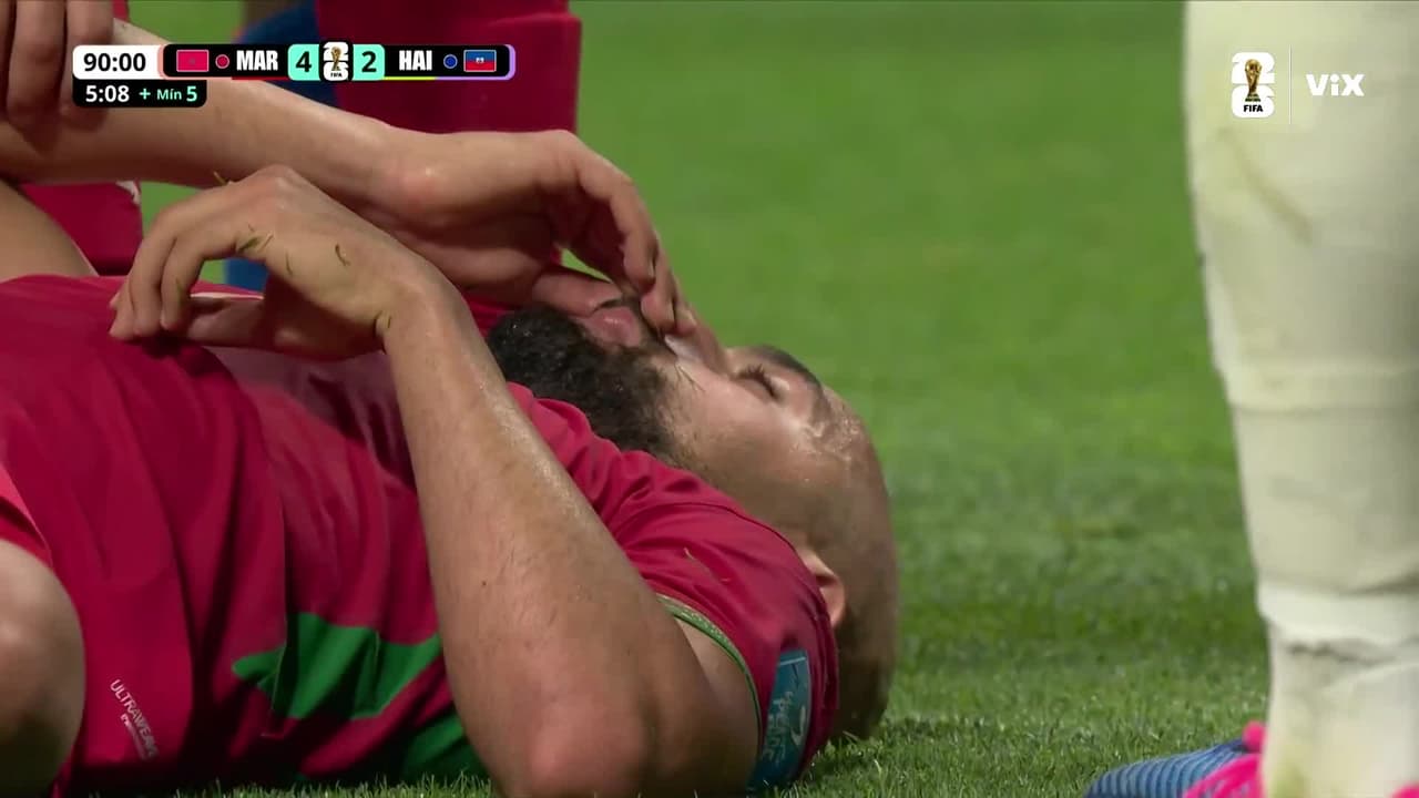 ¡Amrabat se lleva balonazo en el rostro! Abandona el terreno de juego