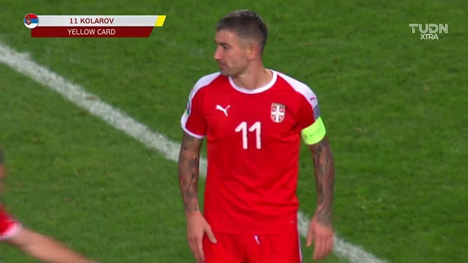 Tarjeta amarilla. El árbitro amonesta a Aleksandar Kolarov de Serbia