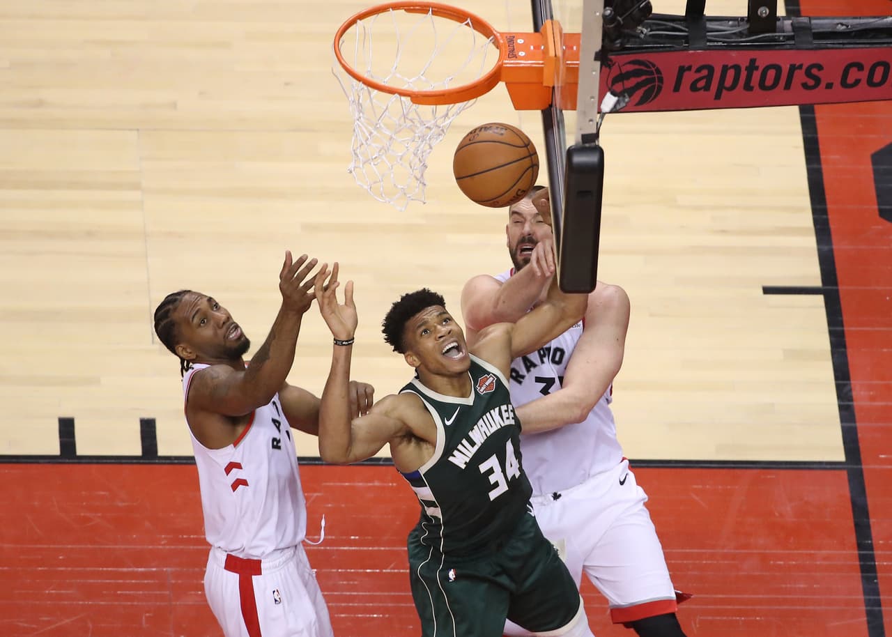 Los Toronto Raptors sobrevivieron a un partido que se fue a doble tiempo extra para sacar el triunfo por 118-112 sobre los Milwaukee Bucks en el Juego 3 de la Final de la Conferencia del Este de la Postemporada de la NBA en Scotiabank Arena. Luego de este resultado a contienda se pone 2-1 en favor de los Bucks y en Toronto se reanuda la batalla el próximo martes.