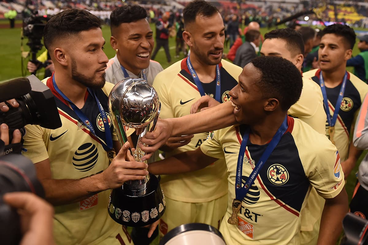 Los jugadores Azulcrema continuaron con su celebración en el Estadio Azteca.