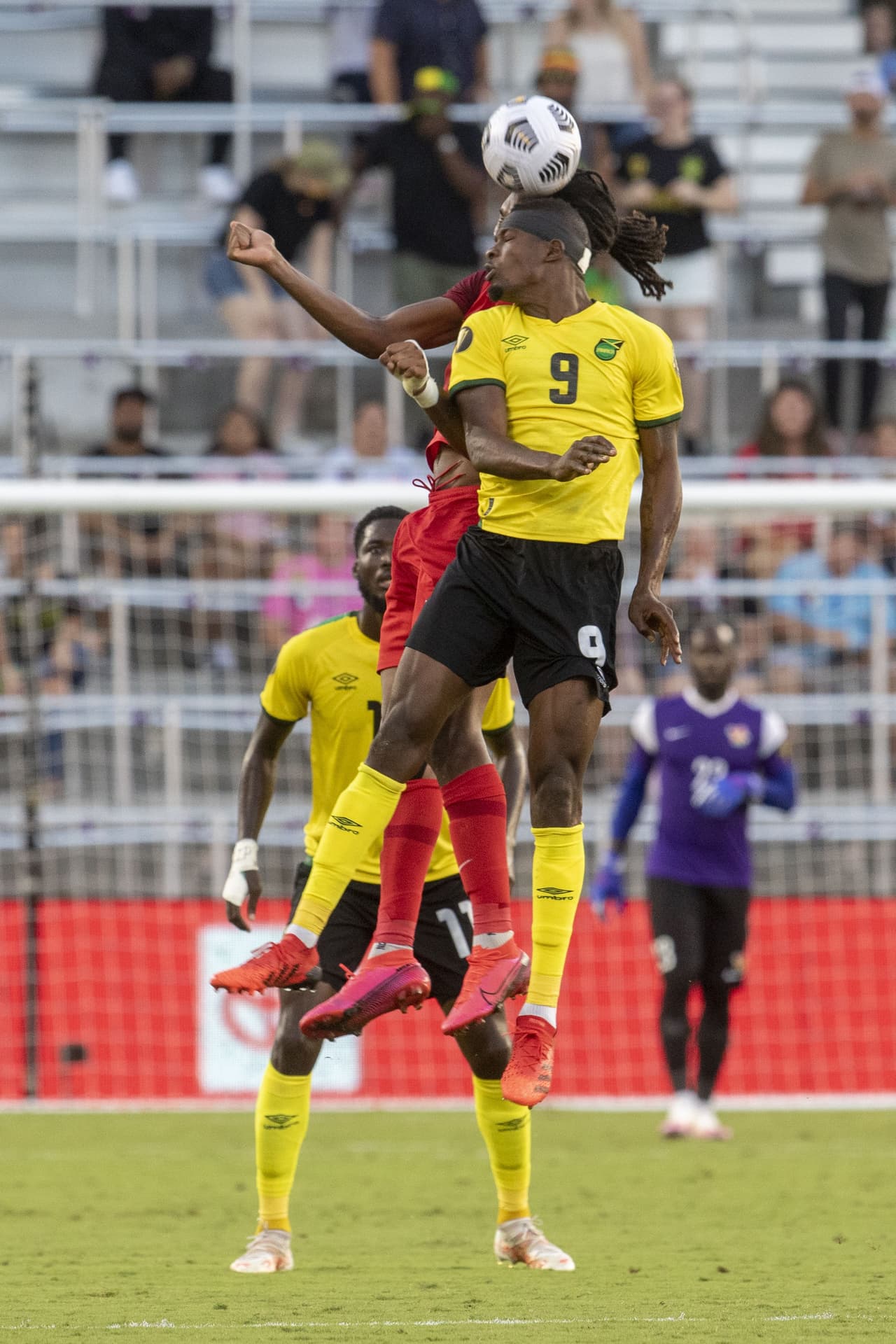 Los goles de Cory Burke y Juior Flemmings le dan la remontada 1-2 sobre Guadalupe y aseguran su lugar en la siguiente ronda,