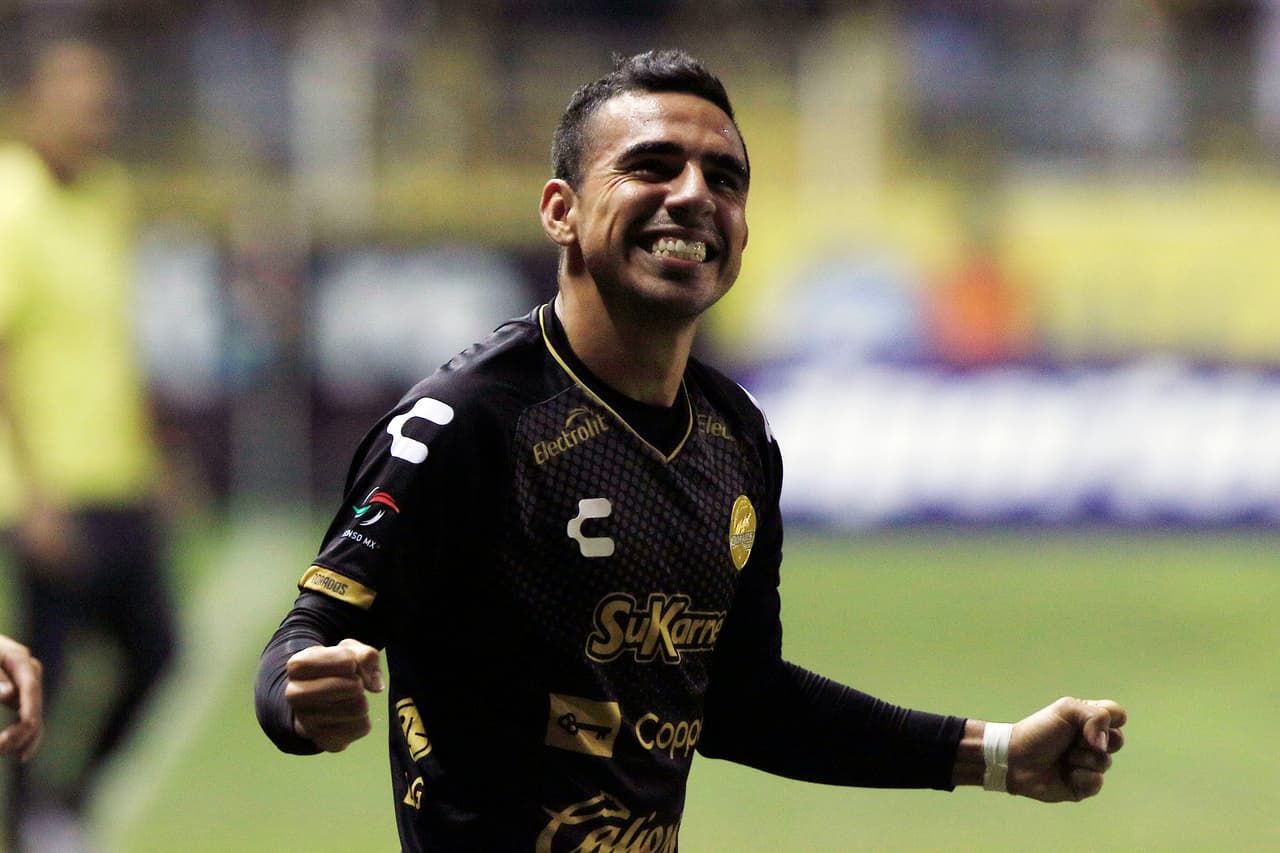 Jesús Escoboza en el festejo tras haber conseguido una gran ventaja en el partido de ida de las semifinales.