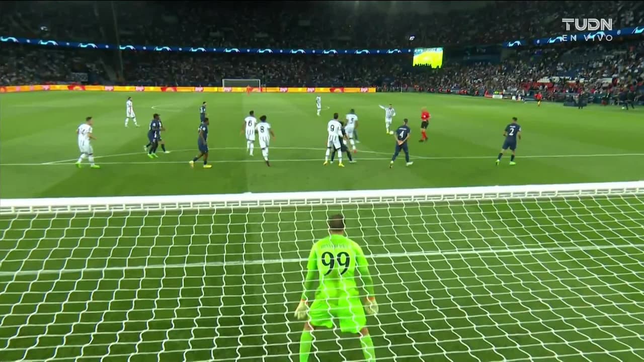 ¡TIRO ATAJADO! disparo por Filip Kostic.