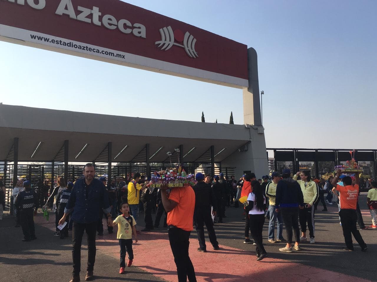 Los fanáticos avanzaron hacia el inmueble para el esperado encuentro.