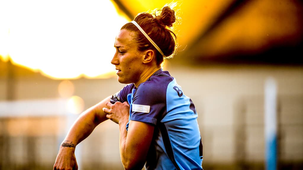 Fue dos veces ganadora del premio BBC como Jugadora del Año, dos veces seleccionada como el once ideal de FIFA PRO y en 2019 jugadora del año de la UEFA.