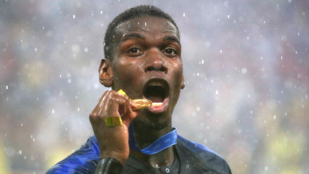 Roban a Paul Pogba la medalla de campeón en Rusia 2018