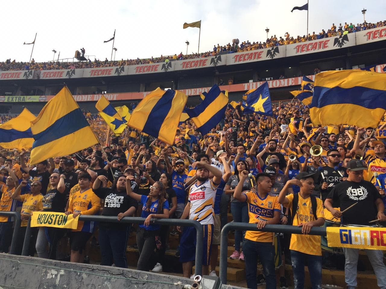 Durante el juego, la afición de Tigres estuvo apoyando a su equipo contra Pachuca por los Cuartos de Final de la Liguilla.