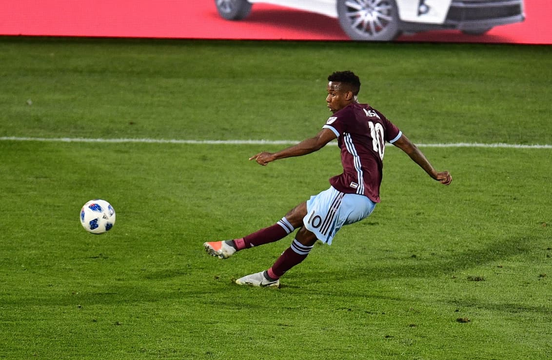 Kellyn Acosta acaba casi de llegar a Colorado Rapids, pero ya hace pesar su figura en el campo. Participó activamente en las dos jugadas que terminaron en gol de los Rapids en su agónico triunfo de 2-1 ante los Quakes.