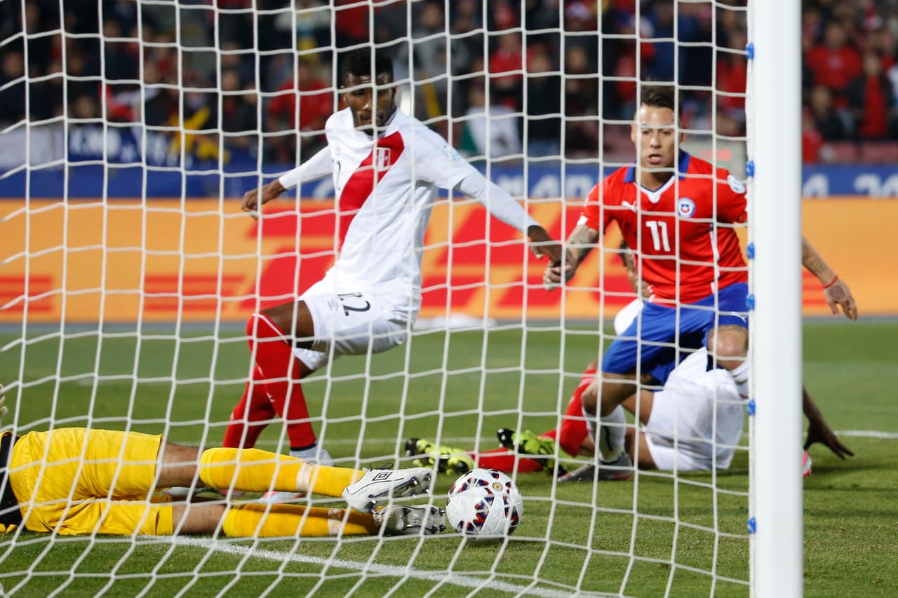 Hasta que llegó Eduardo Vargas para empujar el balón tras un centro de Alexis Sánchez, y abrió el marcador cuando se acababa el primer tiempo.