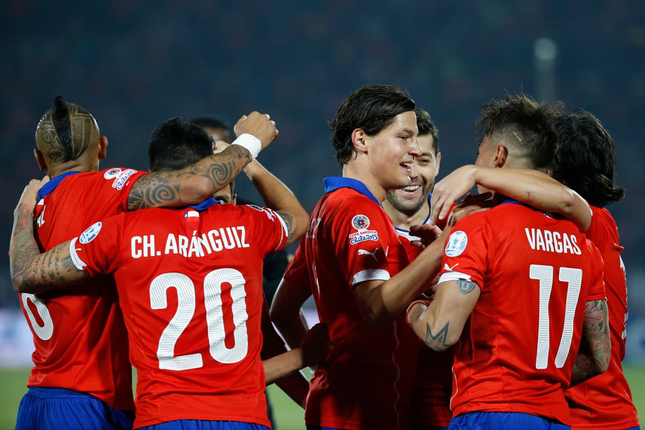 Chile derrotó en un partido emocionante 2-1 a la selección de Perú quien jugó con un hombre menos la mayor parte del partido. (Fotos Getty Images)