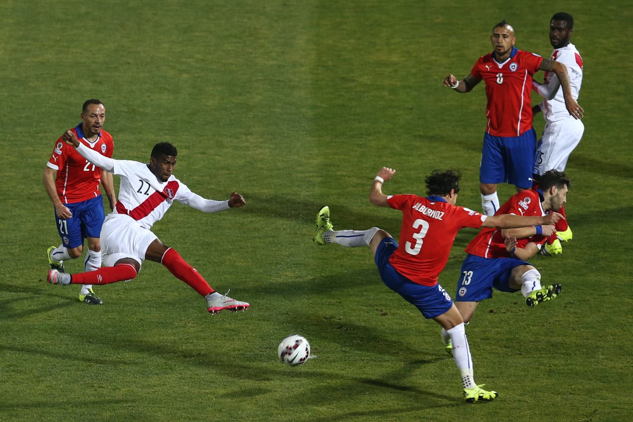 Perú cada vez era más peligroso y en varias ocasiones estuvo cerca de empatar el encuentro.