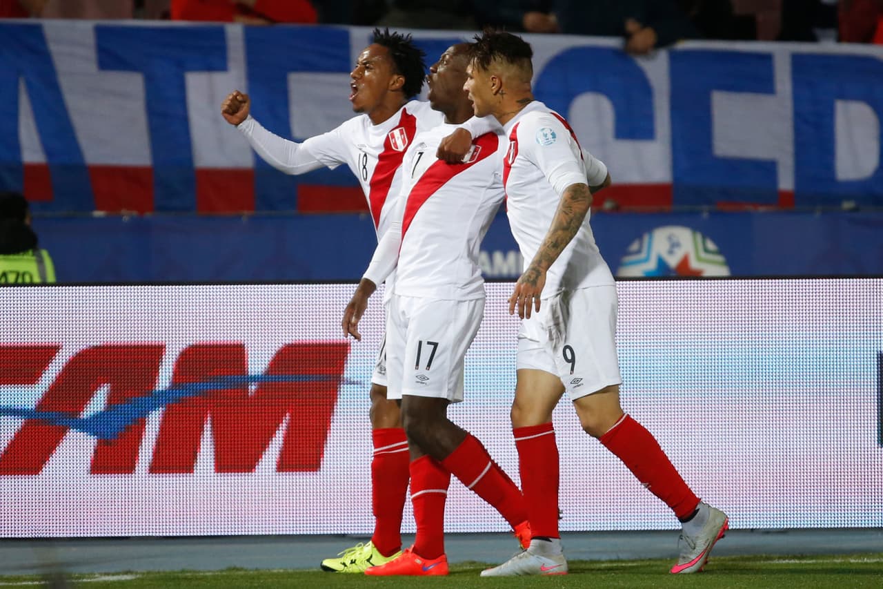 Y cuando nadie lo esperaba, Perú anotó el del empate luego de que Gary Medel marcara en propia portería tras un centro de Advíncula que buscaba el remate de un delantero peruano,