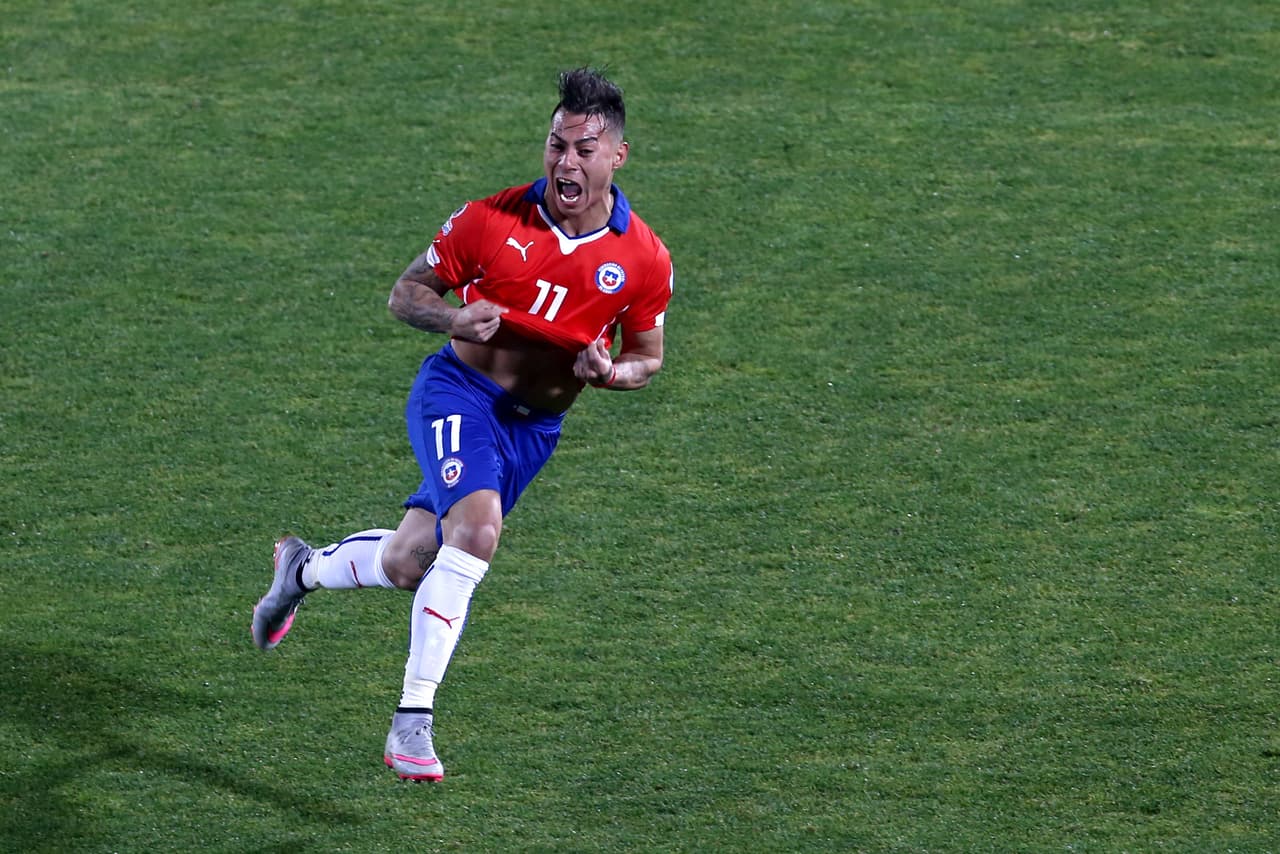 Pero tan solo minutos después del empate, Eduardo Vargas se volvió hacer presente en el marcador con un golazo.