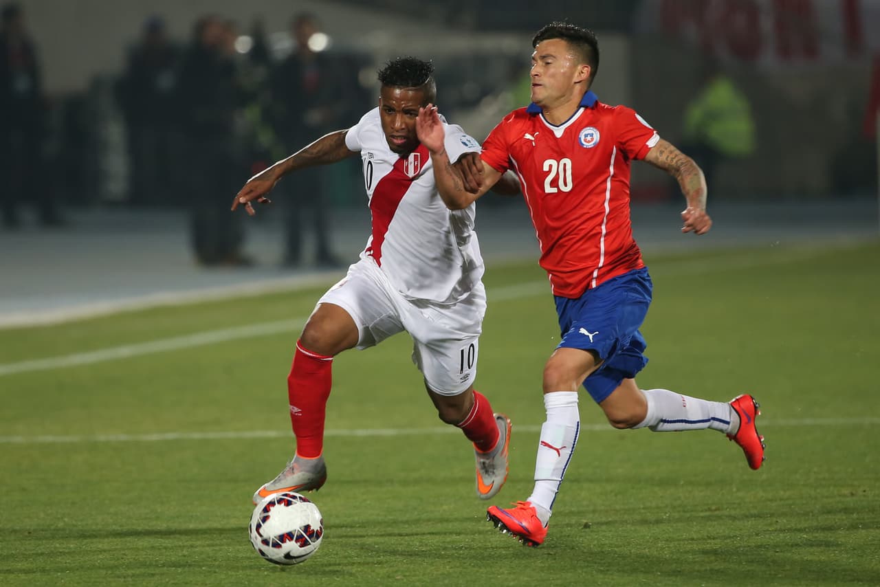 Cuando Perú se encontraba jugando mejor que los anfitriones una expulsión de Zambrano condicionó su juego.