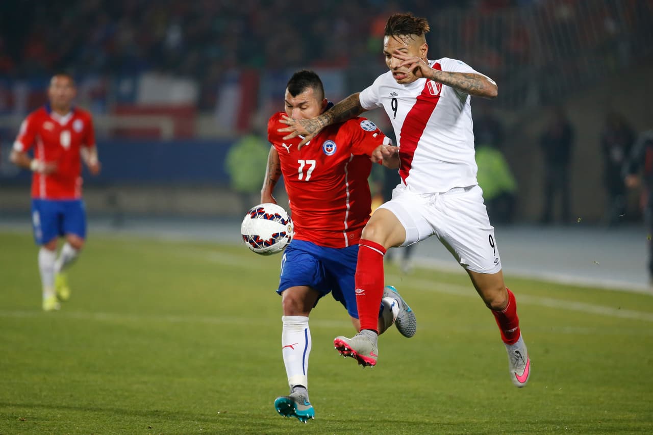 Pese a tener un hombre menos en la cancha, la selección de Perú se hizo dueña del balón por algunos minutos y era peligrosa en el ataque.