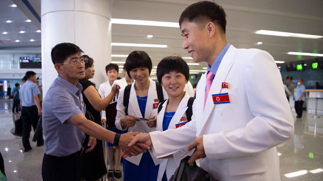 Deportistas norcoreanos, tras ausencia de 8 años, parten a París para los Olímpicos