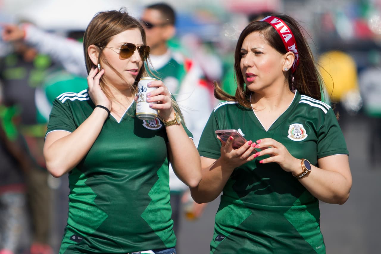 La belleza de las fanáticas mexicanas se hizo presente en el partido amistoso contra Islandia en el Levi's Stadium, como preparación al compromiso del Mundial de Rusia 2018.